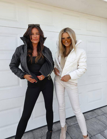 Czarna krótka pikowana kurtka damska zapinana na zamek z kołnierzem CARLA