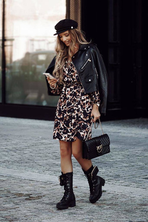 Wzorzysta sukienka damska z marszczeniem u dołu i wiązaniem w pasie TEXAS VIBE