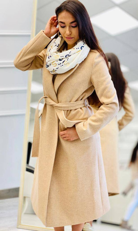 Długi, elegancki płaszcz PRESTIGE la Femme, kolor jasny beż w jodełkę wiązany w pasie.