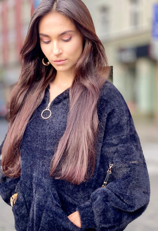 Czarna kurtka ALPAKA YOHANIX, zapinana na zamek z kapturem.