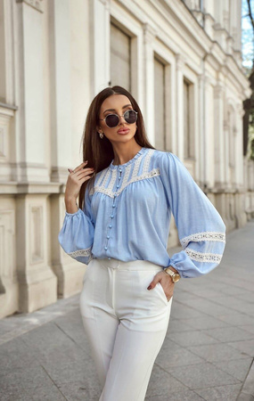 Niebieska bluzka damska zdobiona koronką MIRELLA