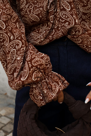 Brązowa bluzka damska z ozdobną falbanką EVE