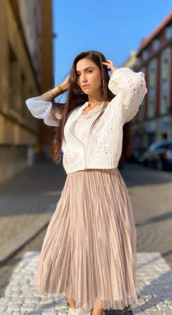 Biały, ażurowy, sweter WHITE la FEMME PREMIUM, zapinany na guziki.