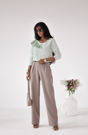 Seledynowa bluzka damska z ozdobna falbana CLARINS