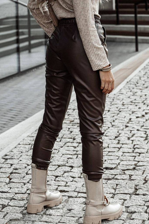 Czekoladowobrązowe spodnie damskie z imitacji skóry z gumką w pasie SILVIA