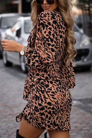 Beżowo-czarna sukienka damska wiązana w talii z marszczeniem u dołu i dekoltem V LEOPARD VIBE