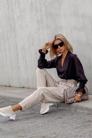 Czarna bluzka damska z falbaną i ściągaczem przy rękawie ANA.