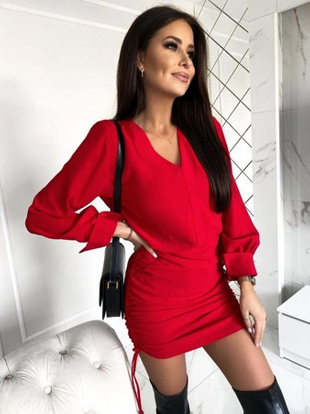 Czerwona sukienka damska z marszczeniem po bokach MISS ELEGANCE
