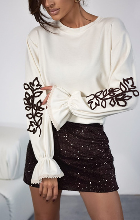 Ecru sweter damski z ozdobnym rekawam PAOLA   