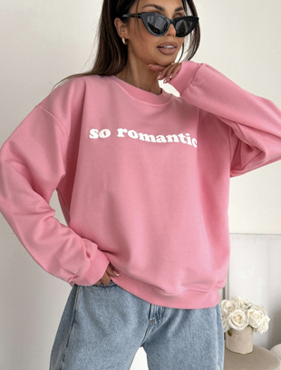   Różowa bluza damska zdobiona napisem ROMANTIC 