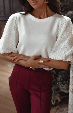 Biały sweter damski z  ozdobnym rekawem  XANA ROSES 