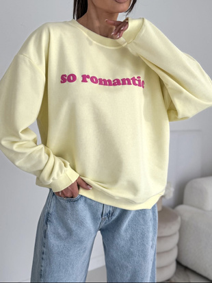   Cytrynowa bluza damska zdobiona napisem ROMANTIC 