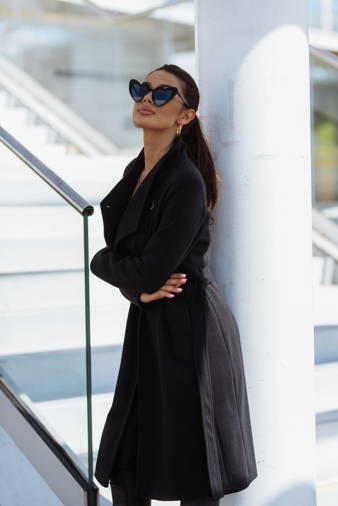 Czarnyy długi wełniany płaszcz damski wiązany w talii NEW YORK
