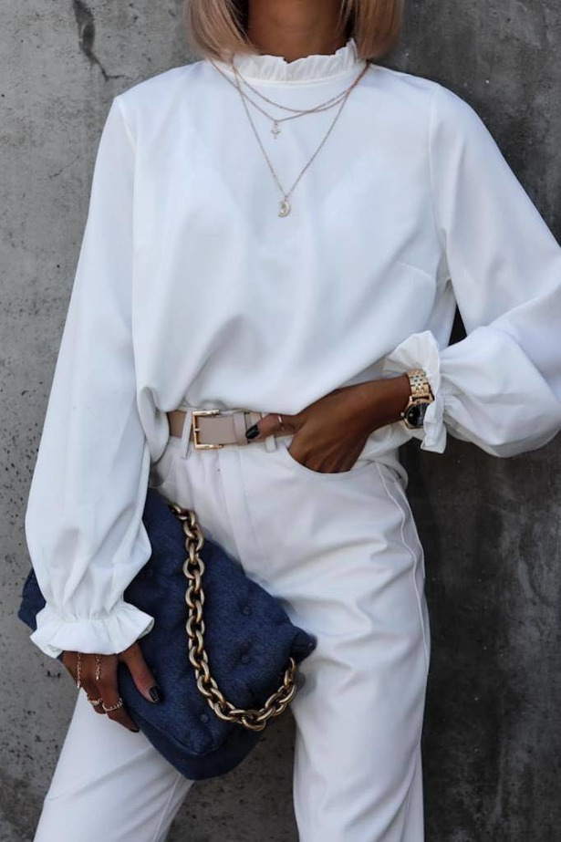 Biała gładka bluzka damska ze ściągaczem przy rękawie CLOUD