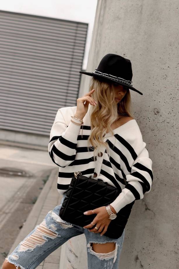 Bialo-czarny sweter damski zapinany na guziki w paski SIMPLY GEOMETRIC