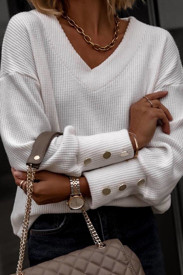 Biały sweter damski o ciekawym splocie z dekoltem w szpic ONDINE.