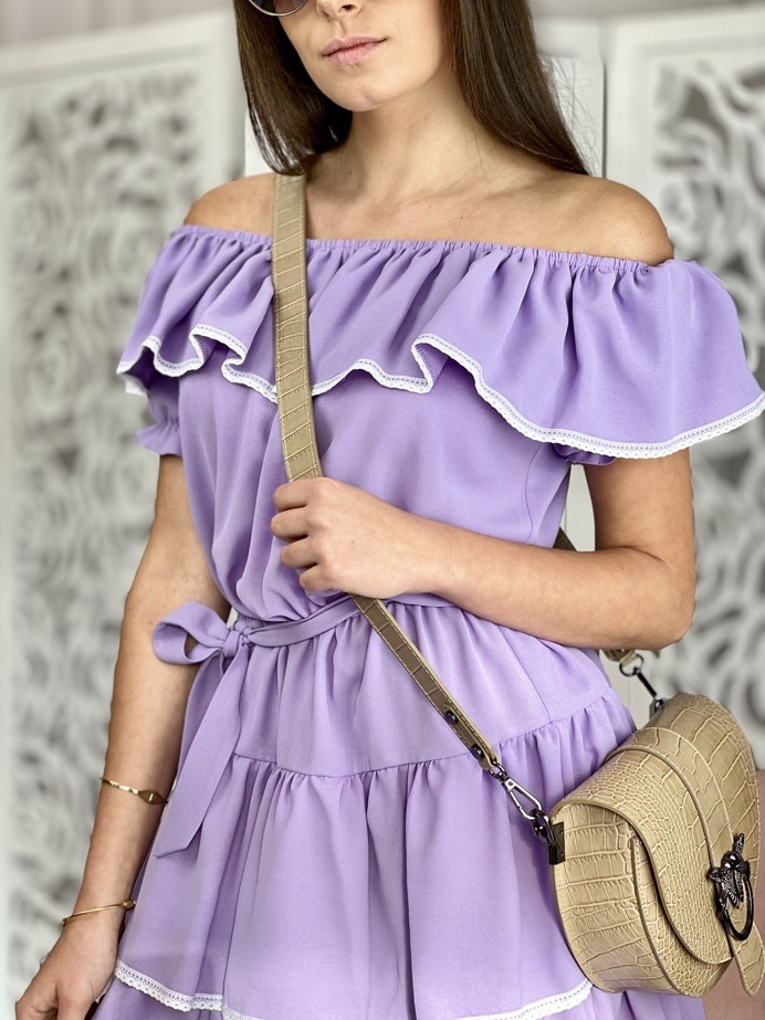 Lila, fiolet -  sukienka HISZPANKA  LILA NEW SPAIN ozdobiona falbaną z białym wykończeniem